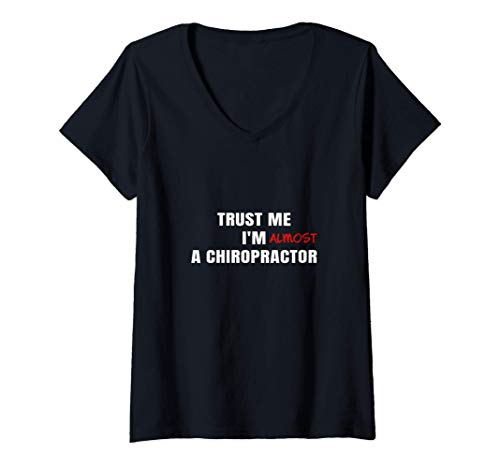Mujer Créame, Soy Casi Un Quiropráctico Gracioso Futuro Graduado Camiseta Cuello V