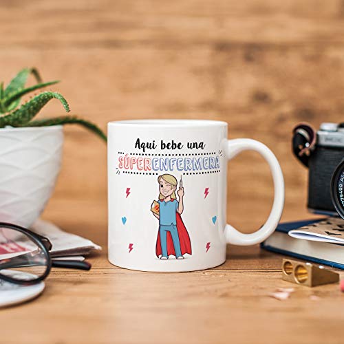 MUGFFINS Enfermera Tazas Originales de café y Desayuno para Regalar a Trabajadores Profesionales - AQUÍ Bebe UNA SÚPER Enfermera - Cerámica 350 ml