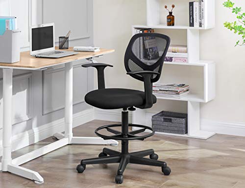 SONGMICS Silla con Reposabrazos, Silla de Oficina de Malla, Silla de Pintura Ergonómica con Reposapiés Regulable en Altura, Taburete Giratorio para Tareas de 360°, Negro OBN25BK