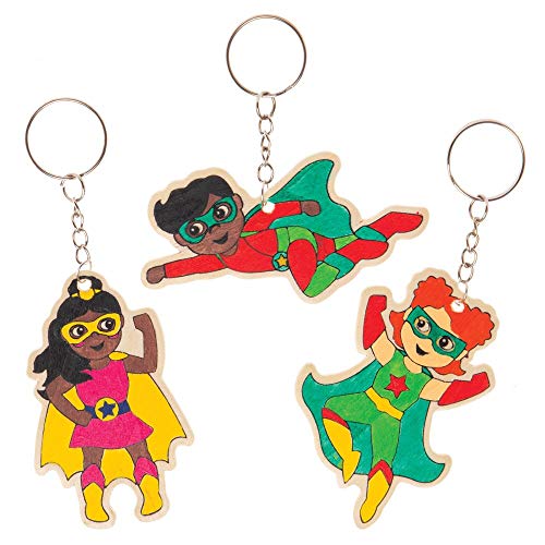 Baker Ross- Kit de llaveros de madera con forma de superhéroe (Pack de 4) - Actividad de manualidades infantiles para decorar y colgar en llaveros y bolsas