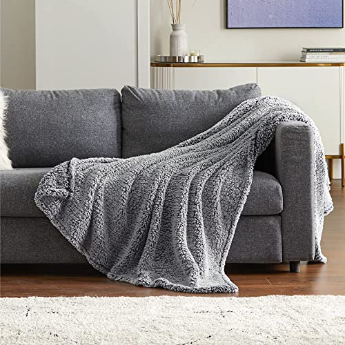 Bedsure Manta Sofa Polar Grande - Manta para Cama 90 Borreguito de Invierno, Manta Cubre Cama 150x200 de Sherpa Suave y Calentita, Gris Oscuro