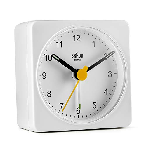 Braun BC-009-B Reloj despertador analógico, pantalla de fácil lectura, alarma creciente, agujas iluminadas, segundero amarillo, movimiento de precisión silencioso, color Negro