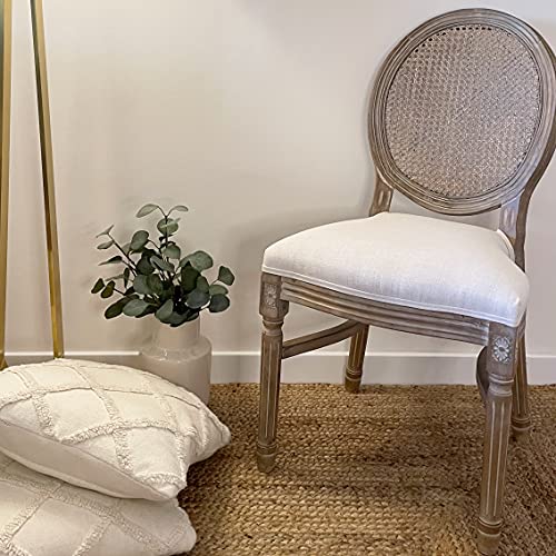 Silla Medallón Luis XVI de Madera de Abedul Envejecido. Silla con Respaldo de Rejilla de ratán Natural de Estilo francés. Asiento Acolchado de Lino Beige.