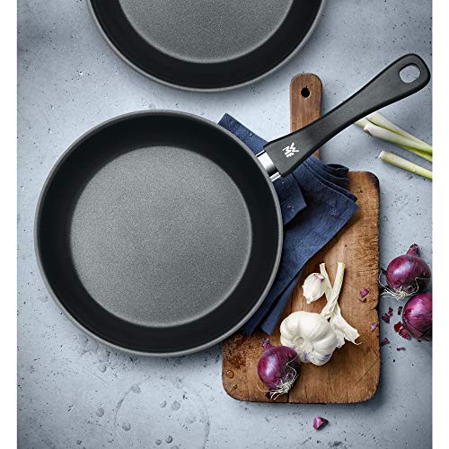 WMF Set de dos sartenes Devil 24 cm y 28 cm, con antiadherente para todo tipo de cocinas incluido inducción, acero inoxidable con recubrimiento antiadherente
