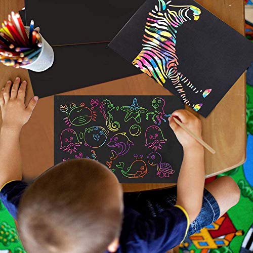 NALCY Papel para Rascar 50 hojas Dibujo Scratch Arte de Raspado con 5 Estilográficas De Madera 4 Reglas De Dibujo y 1 Sacapuntas para Niñas o Niños 19.5 x 13.5 cm