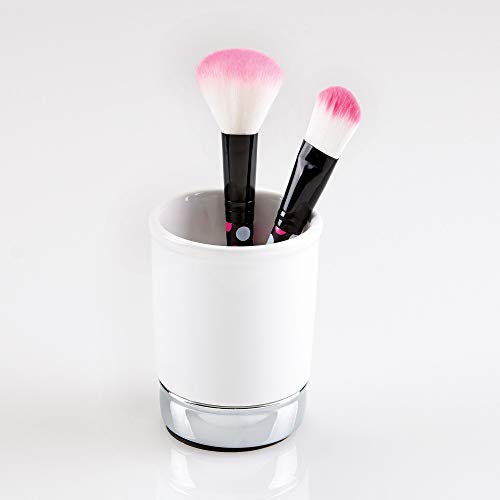 iDesign York Organizador de maquillaje, pequeño vaso portacepillos de dientes de cerámica y metal para encimera, vaso para guardar maquillaje, blanco y plateado