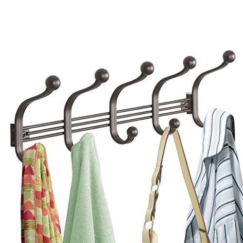 mDesign perchero de puerta - 5 ganchos dobles - Práctico colgador de ropa para entrada o baño - Perchero sin taladro para abrigos y chaquetas o como toallero - De aluminio en color bronce
