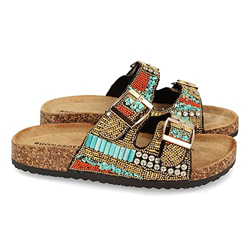 Sandalia de Mujer Plana Estilo Etnico con Doble Hebilla en la Pala, Adornos Metalicos, Grabados Tribales y Suela Bio Confort. Primavera Verano 2020. Talla 38 Camel