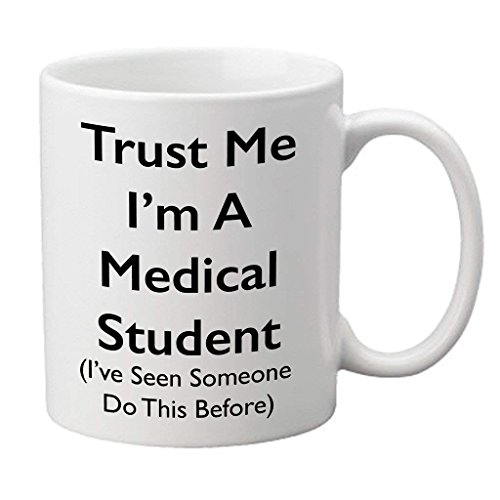 "Trust me I 'm un estudiante de medicina (Yo he visto alguien hacer esto antes de)" taza