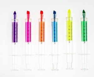 7 Marcadores en 7 colores con forma de jeringa. Lo enviamos desde su almacén Amazon más próximo