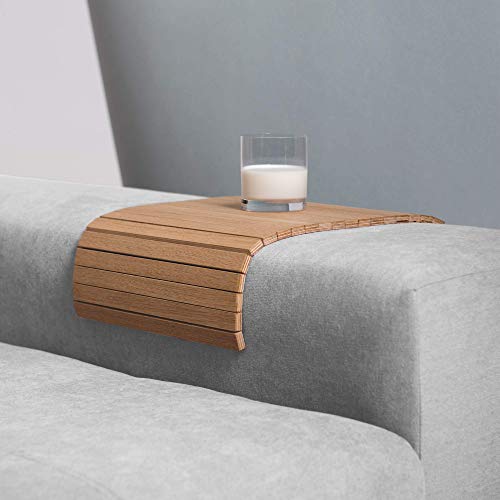 Bandeja adatable al brazo del sofá, sillón o butaca, plegable, portátil, proporciona espacio útil para dejar la copa, taza o vaso. Reposablazos, portavasos. Mesa auxiliar de roble
