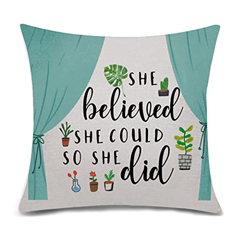 Funda de cojín inspiradora para mujer, diseño de letra M, con texto en inglés "She Believed She Could So She Did", para novia, hermana, hija, besties cumpleaños (M)