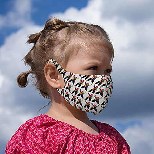 Los niños decoran máscaras de polvo con impresión roja, divertida gente muestra emoticonos reutilizables y lavables, protección al aire libre para mujeres y hombres