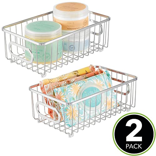 mDesign Juego de 2 cestas de almacenaje de metal con asas integradas – Estrecha caja organizadora con atractivo diseño de alambre – Ideal como organizador de baño para cosméticos – plateado