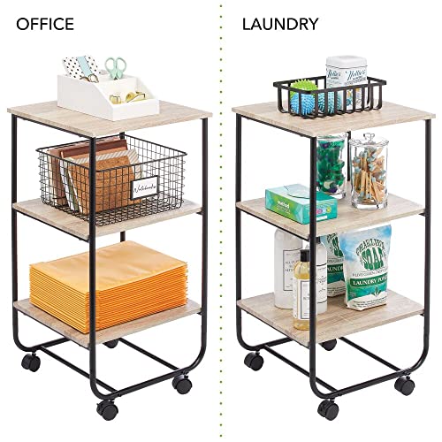 mDesign Mesita auxiliar con ruedas – Moderna estantería de madera con 3 baldas – Práctico mueble con estantes para cuarto de baño, cocina o habitación infantil – color natural/negro