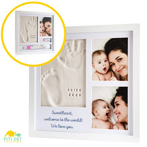 PITI COT Marco Huellas Bebé | Letras Números y Soporte para Pulseras de Nacimiento | Kit para Huella de Pie e Manos | Regalos para Bebès Recien Nacidos Bautizo Niño y Niña | Decoracion Habitacion