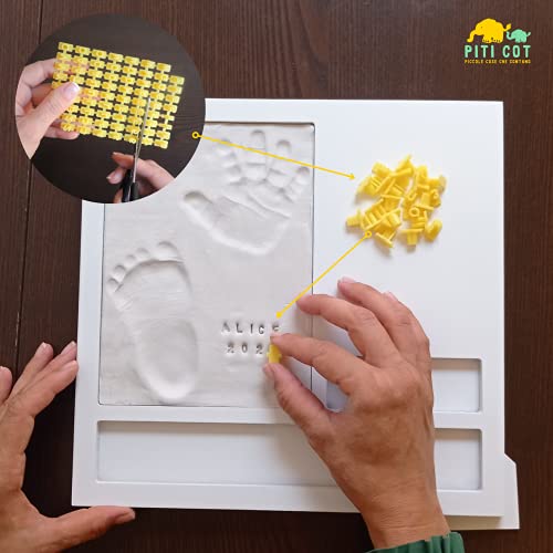 PITI COT Marco Huellas Bebé | Letras Números y Soporte para Pulseras de Nacimiento | Kit para Huella de Pie e Manos | Regalos para Bebès Recien Nacidos Bautizo Niño y Niña | Decoracion Habitacion