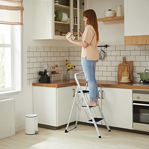 SONGMICS Escalera de 3 Peldaños, Escalera Plegable, Anchura del Peldaño 20 cm, Goma Antideslizante, con Asa, Carga de 150 kg, Acero, Certificado TÜV GS, Blanco y Negro GSL03WT