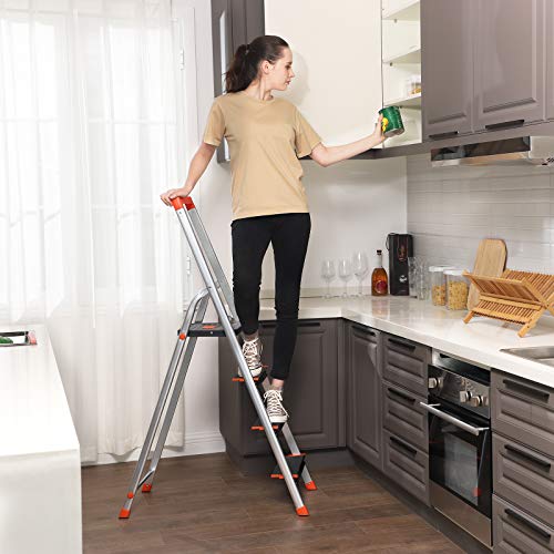 SONGMICS Escalera de 4 Peldaños, Escalera de Aluminio con Peldaños de 12 cm de Ancho, Escalera Plegable con Bandeja y Pies Antideslizantes, Carga de 150 kg, TÜV Rheinland Test, GS EN131, Negro GLT04BK