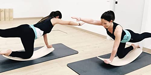Tabla curva de madera pulida al natural barnizada al agua, fabricada de manera artesanal en Zaragoza (España). Tabla de equilibrio Montessori