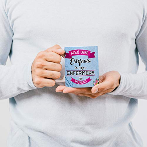 Taza Aquí Bebe la Mejor Enfermera del Mundo/Taza aqui Bebe una Super Enfermera/Taza Personalizada con Nombre/Taza Regalo Original para Enfermera (Enfermera Azul)