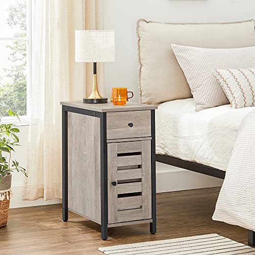 VASAGLE Mesa Auxiliar con Cajón, Mesa de Extremo Estrecho de 30 cm para Espacios Pequeños, Puerta con Persiana, Marco de Metal, Estilo Industrial, Greige y Negro LET066B02