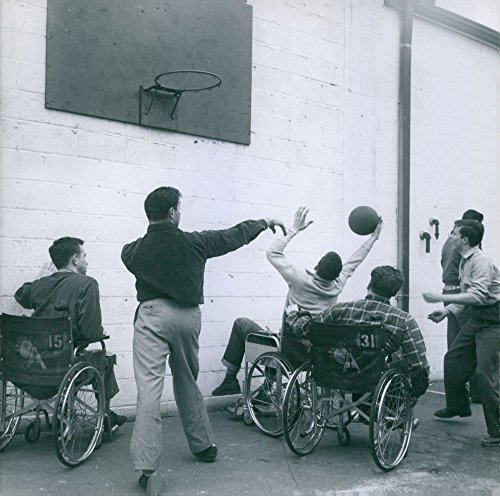 Vintage foto de los discapacitados juegan sus favoritos deporte baloncesto.