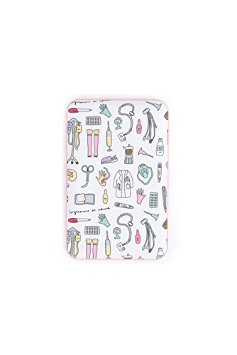 Wondee Global Brands Services Power Bank de 5.000 mAh con diseño de Enfermera en Apuro; Utensilios de enfermería sobre Fondo Blanco; Capacidad de 2 a 3 Cargas y Dos Puertos USB